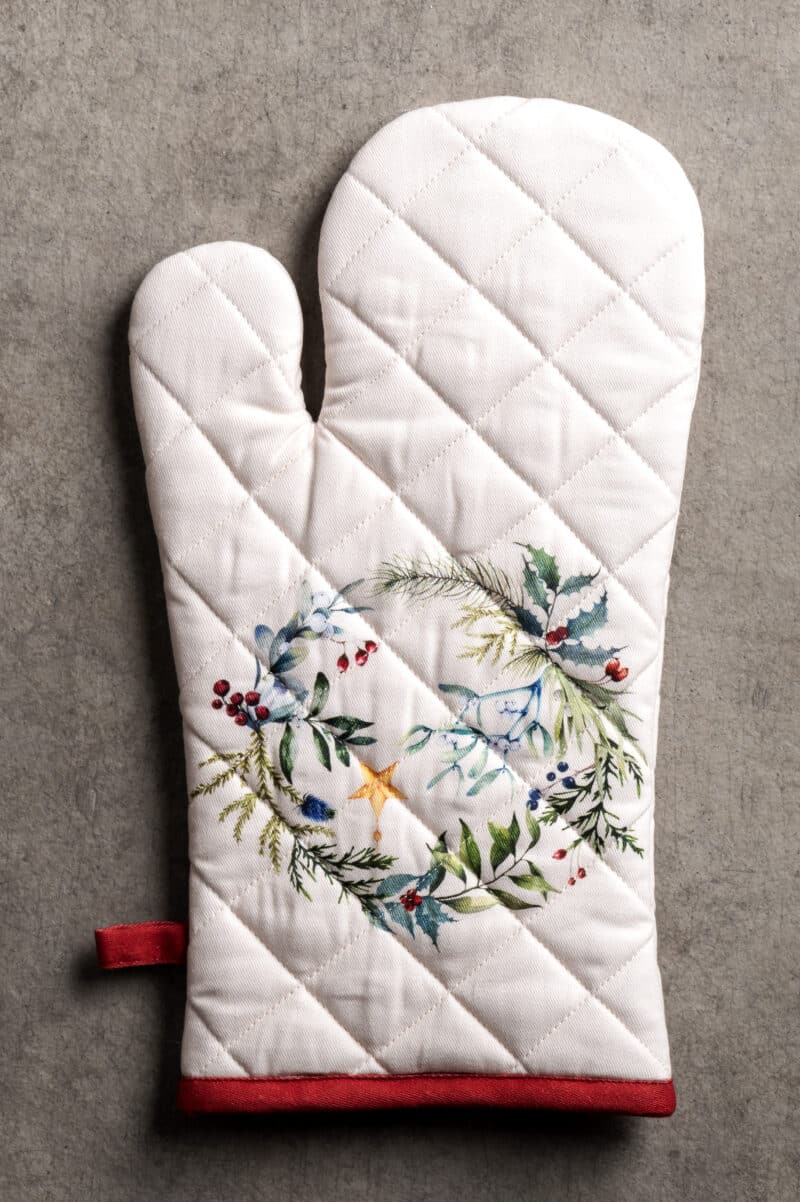 Holly Time Oven Mitt