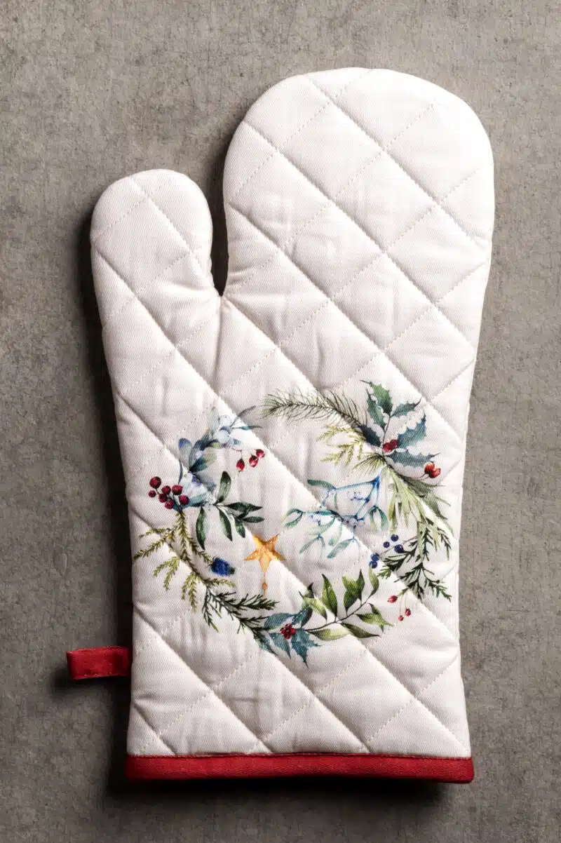 Holly Time Oven Mitt
